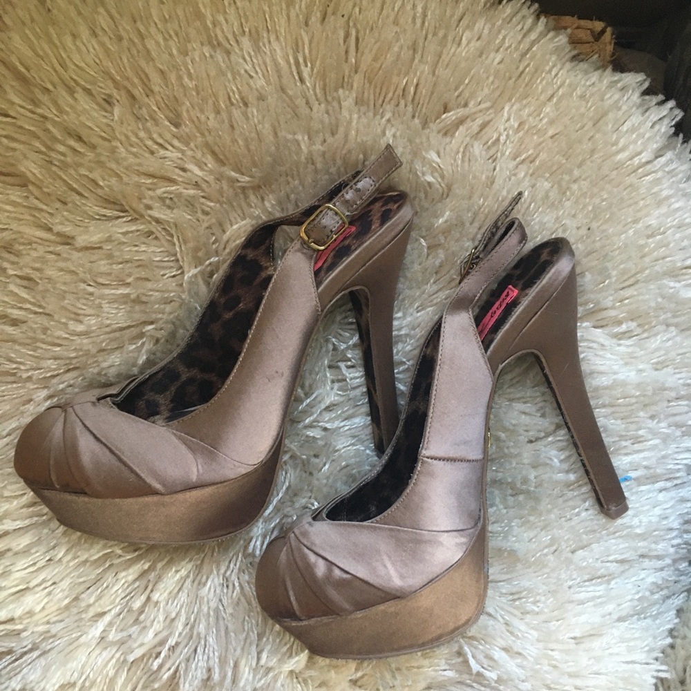 Betsey Johnson Size 7 bronze satin platform heels